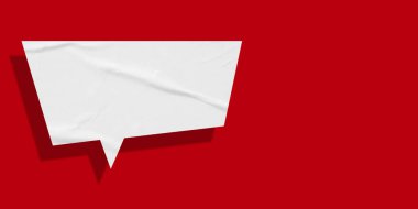 Kırmızı arkaplanda izole edilmiş beyaz konuşma balonu buruşmuş kağıt