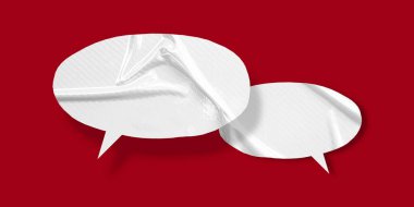 Kırmızı arkaplanda izole edilmiş beyaz konuşma balonu buruşmuş kağıt