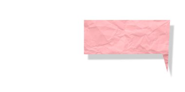Pembe konuşma balonu buruşmuş kağıt beyaz arkaplanda izole edilmiş.