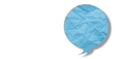 Açık mavi konuşma balonu buruşmuş kağıt beyaz arkaplanda izole edilmiş