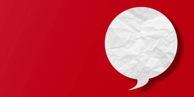 Kırmızı arkaplanda izole edilmiş beyaz konuşma balonu buruşmuş kağıt