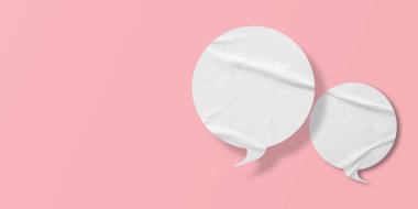 Pembe arka planda izole edilmiş beyaz buruşuk konuşma balonu kağıdı