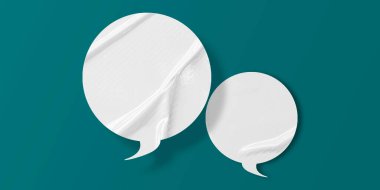 Beyaz konuşma balonu buruşmuş kağıt yeşil arka planda izole