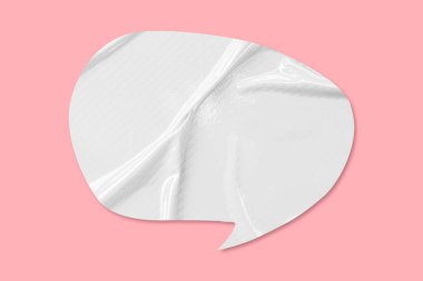 Pembe arka planda izole edilmiş beyaz buruşuk konuşma balonu kağıdı
