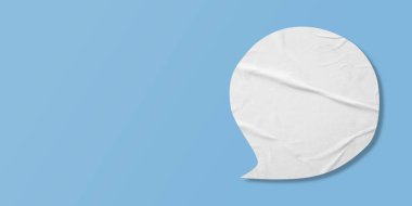 Beyaz konuşma balonu buruşmuş kağıt açık mavi arkaplanda izole edilmiş