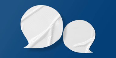 Beyaz konuşma balonu buruşmuş kağıt mavi arkaplanda izole edilmiş