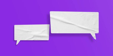 Beyaz konuşma balonu buruşmuş kağıt mor arkaplanda izole edilmiş.