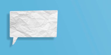 Beyaz konuşma balonu buruşmuş kağıt açık mavi arkaplanda izole edilmiş