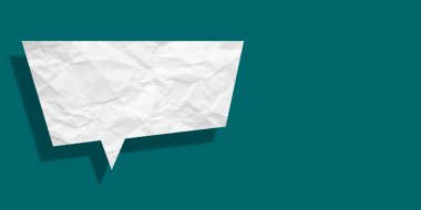 Beyaz konuşma balonu buruşmuş kağıt yeşil arka planda izole