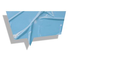 Açık mavi konuşma balonu buruşmuş kağıt beyaz arkaplanda izole edilmiş