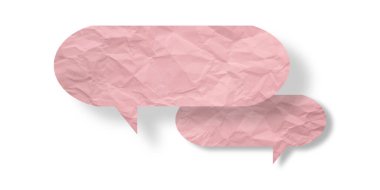Pembe konuşma balonu buruşmuş kağıt beyaz arkaplanda izole edilmiş.
