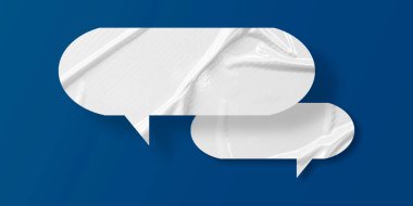 Beyaz konuşma balonu buruşmuş kağıt mavi arkaplanda izole edilmiş