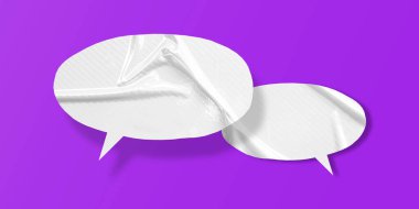 Beyaz konuşma balonu buruşmuş kağıt mor arkaplanda izole edilmiş.