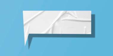 Beyaz konuşma balonu buruşmuş kağıt açık mavi arkaplanda izole edilmiş