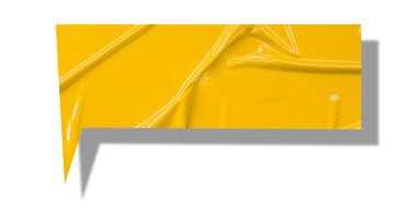 Sarı konuşma balonu buruşmuş kağıt beyaz arkaplanda izole edilmiş