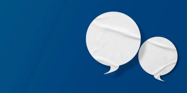 Beyaz konuşma balonu buruşmuş kağıt mavi arkaplanda izole edilmiş