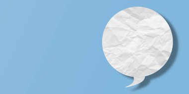 Beyaz konuşma balonu buruşmuş kağıt açık mavi arkaplanda izole edilmiş