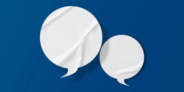 Beyaz konuşma balonu buruşmuş kağıt mavi arkaplanda izole edilmiş