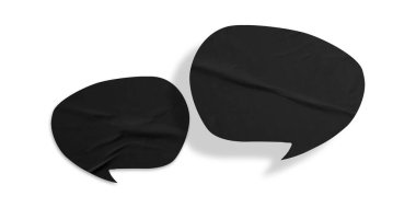 Beyaz arkaplanda izole edilmiş siyah buruşuk konuşma balonu kağıdı