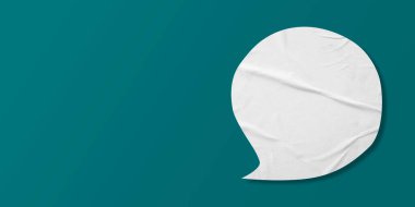 Beyaz konuşma balonu buruşmuş kağıt yeşil arka planda izole