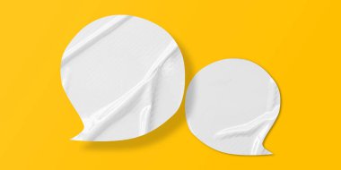 Beyaz konuşma balonu buruşmuş kağıt sarı arkaplanda izole edilmiş.