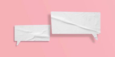 Pembe arka planda izole edilmiş beyaz buruşuk konuşma balonu kağıdı