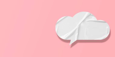Pembe arka planda izole edilmiş beyaz buruşuk konuşma balonu kağıdı