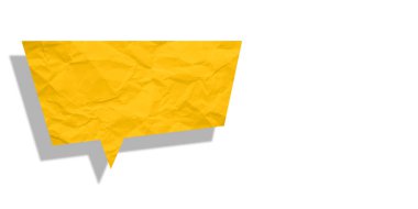 Sarı konuşma balonu buruşmuş kağıt beyaz arkaplanda izole edilmiş