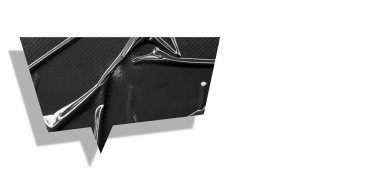 Beyaz arkaplanda izole edilmiş siyah buruşuk konuşma balonu kağıdı