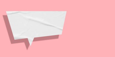 Pembe arka planda izole edilmiş beyaz buruşuk konuşma balonu kağıdı