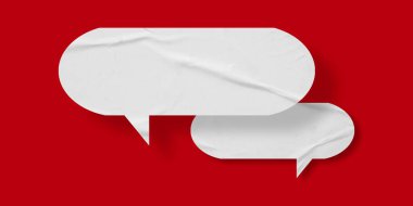 Kırmızı arkaplanda izole edilmiş beyaz konuşma balonu buruşmuş kağıt