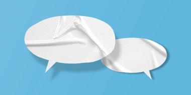 Beyaz konuşma balonu buruşmuş kağıt açık mavi arkaplanda izole edilmiş