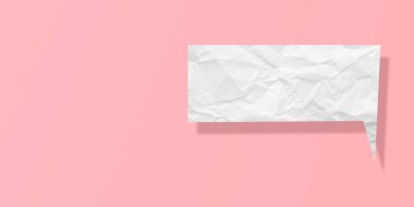 Pembe arka planda izole edilmiş beyaz buruşuk konuşma balonu kağıdı