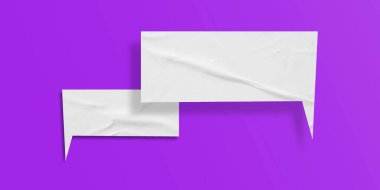 Beyaz konuşma balonu buruşmuş kağıt mor arkaplanda izole edilmiş.