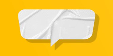 Beyaz konuşma balonu buruşmuş kağıt sarı arkaplanda izole edilmiş.