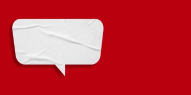 Kırmızı arkaplanda izole edilmiş beyaz konuşma balonu buruşmuş kağıt