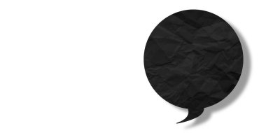 Beyaz arkaplanda izole edilmiş siyah buruşuk konuşma balonu kağıdı