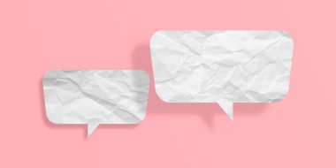 Pembe arka planda izole edilmiş beyaz buruşuk konuşma balonu kağıdı