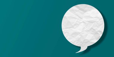 Beyaz konuşma balonu buruşmuş kağıt yeşil arka planda izole