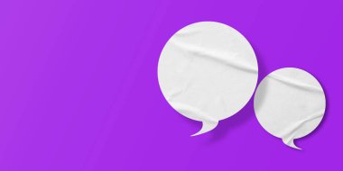 Beyaz konuşma balonu buruşmuş kağıt mor arkaplanda izole edilmiş.