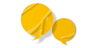 Sarı konuşma balonu buruşmuş kağıt beyaz arkaplanda izole edilmiş