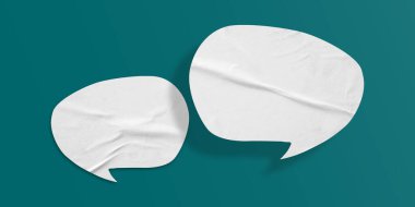 Beyaz konuşma balonu buruşmuş kağıt yeşil arka planda izole