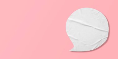 Pembe arka planda izole edilmiş beyaz buruşuk konuşma balonu kağıdı