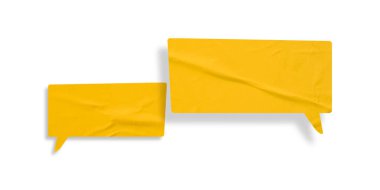 Sarı konuşma balonu buruşmuş kağıt beyaz arkaplanda izole edilmiş