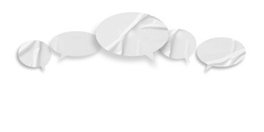 Beyaz konuşma balonu buruşmuş kağıt beyaz arkaplanda izole