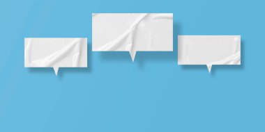 Beyaz konuşma balonu buruşmuş kağıt açık mavi arkaplanda izole edilmiş