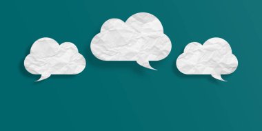 Beyaz konuşma balonu buruşmuş kağıt yeşil arka planda izole