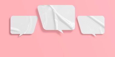 Pembe arka planda izole edilmiş beyaz buruşuk konuşma balonu kağıdı