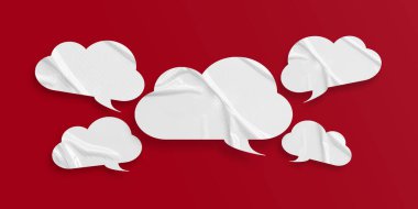 Kırmızı arkaplanda izole edilmiş beyaz konuşma balonu buruşmuş kağıt