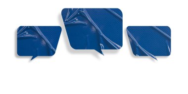 Mavi konuşma balonu buruşmuş kağıt beyaz arkaplanda izole edilmiş